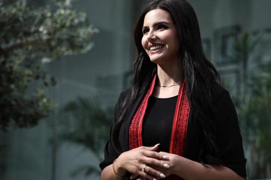 ملكة جمال فلسطين تخطف الأنظار في "ملكة جمال الكون 2025" بإطلالات فاخرة تحمل رموزاً ثقافية