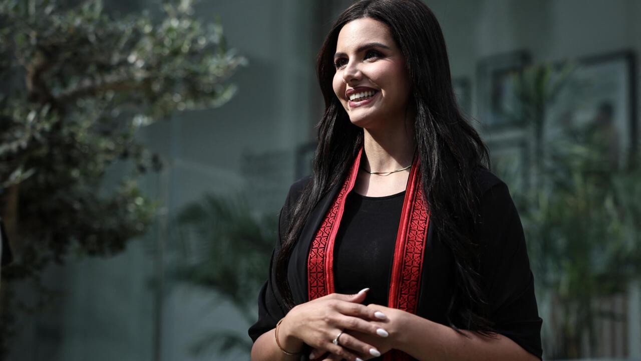 من الأزرق الملكي إلى الأحمر التراثي... نادين أيوب تمزج بين الأناقة العالمية والهوية الفلسطينية في بانكوك