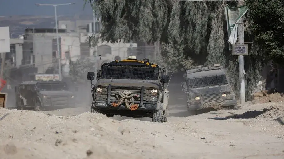 مركز «عدالة» يحذر من تهجير قسري لمئات اللاجئين ويؤكد انتهاك القانون الدولي الإنساني