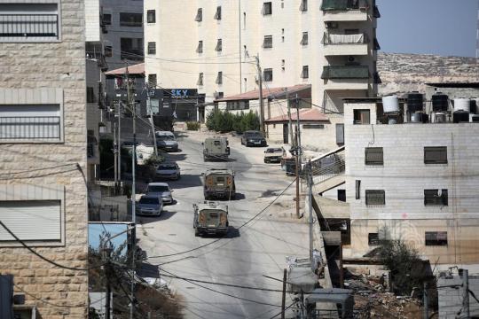 إصابة 4 فلسطينيين واعتقال 28 خلال اقتحام بلدة جبع جنوب جنين