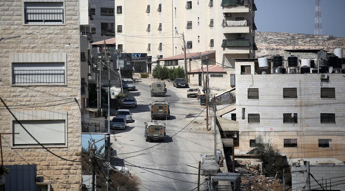 اعتداءات بالضرب ومداهمات واسعة للمنازل وسط توتر واستمرار الاقتحام