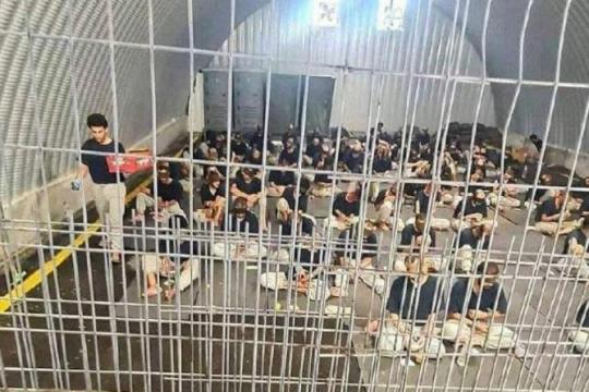 مركز فلسطين: سلطات الاحتلال تستغل موجة الحر لتشديد معاناة الأسرى داخل السجون