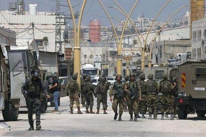 قوات الاحتلال داهمت منازل المواطنين وأغلقت الطريق الرئيسي بين يطا والسموع إلى جانب عدد من الطرق الفرعية بالسواتر الترابية والمكعبات الإسمنتية.