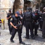 الاحتلال يعتقل أحد حراس المسجد الأقصى بعد اقتحام منزله في القدس