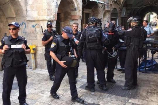 الاحتلال يعتقل أحد حراس المسجد الأقصى بعد اقتحام منزله في القدس