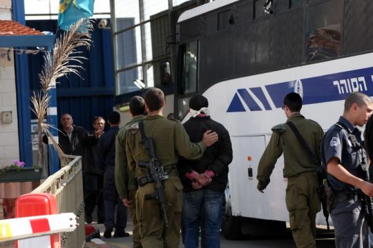 أوامر اعتقال إداري جديدة وتجديد بحق 37 معتقلًا فلسطينيًا