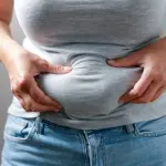 عادات يومية تُعزّز تراكم دهون البطن… تجنّبها لتحافظ على رشاقتك