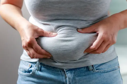 عادات يومية تُعزّز تراكم دهون البطن… تجنّبها لتحافظ على رشاقتك