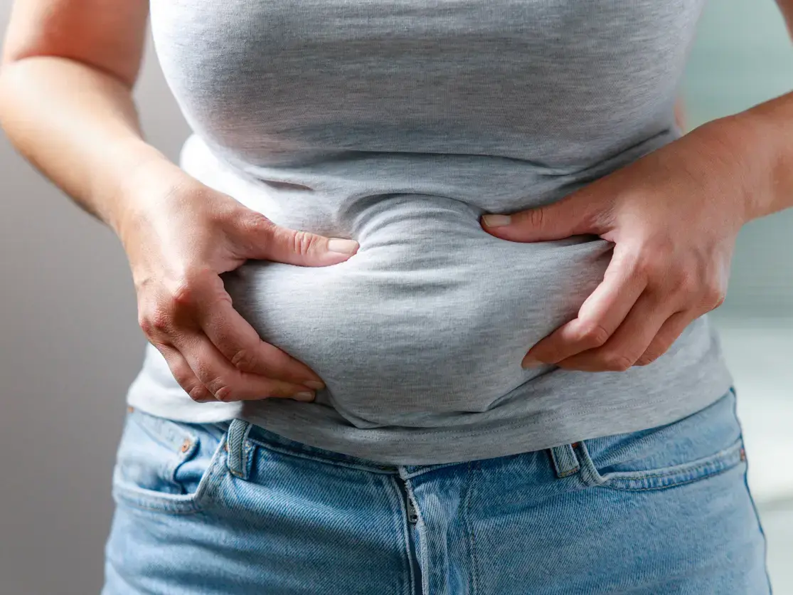 الأكل بسرعة وقلة النوم والتوتر من أبرز الأسباب… وهذه أكثر السلوكيات التي تزيد دهون البطن دون أن ننتبه