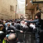 قوات الاحتلال تزيل الأعلام الفلسطينية من زي الكشافة في القدس خلال إحياء "سبت النور"