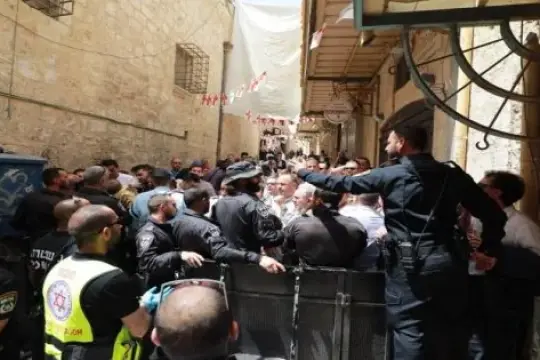 قوات الاحتلال تزيل الأعلام الفلسطينية من زي الكشافة في القدس خلال إحياء "سبت النور"