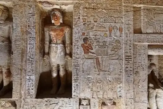 اكتشاف مقبرة مسؤول مصري رفيع المستوى في سقارة.. ولقبه يكشف أسراراً عن البلاط الملكي