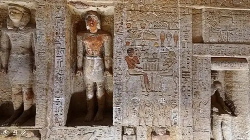 المقبرة تعود إلى عصر الدولة القديمة وتضم أكثر من 100 تمثال شابتي وبابين وهميين وتمثالاً خشبياً لصقر