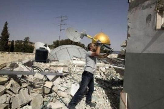 بلدية الاحتلال تجبر مقدسياً على هدم منزله ذاتياً في بيت حنينا