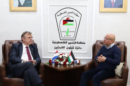 أبو هولي يبحث أوضاع المخيمات الفلسطينية مع السفير الهولندي ويطالب بدعم مالي عاجل للأونروا