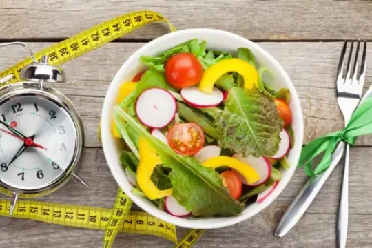 التغذية الزمانية.. كيف يؤثر توقيت تناول الطعام على صحتك ووزنك؟