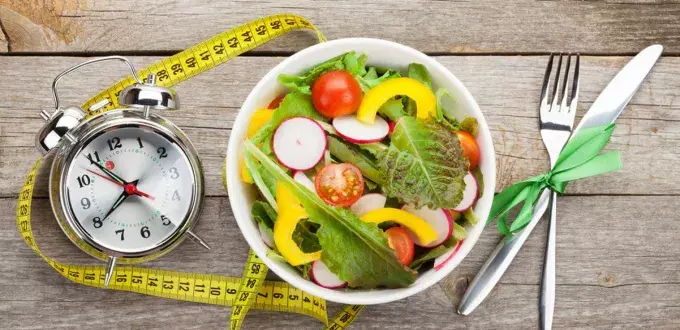 دراسات حديثة تكشف أن ضبط مواعيد الوجبات قد يقي من الأمراض المزمنة ويحسّن النوم والتمثيل الغذائي