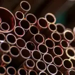 النحاس يتراجع من ذروته القياسية مع ارتفاع المخزونات وتباطؤ الطلب