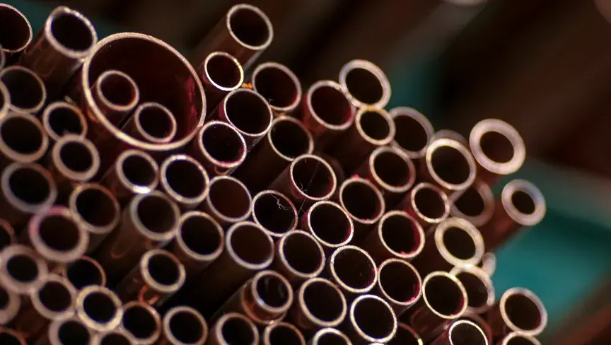 هبوط النحاس لليوم الثالث على التوالي إلى 12800 دولار للطن وسط تحذيرات من المضاربات وارتفاع المخزونات إلى أعلى مستوياتها منذ 2003