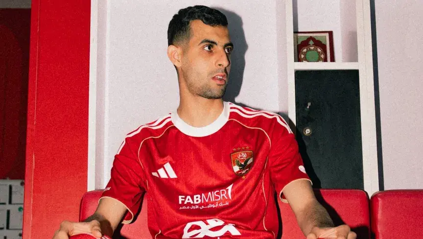الظهير الأيسر البالغ 26 عامًا ينضم إلى الأهلي مقابل نحو 30 مليون جنيه، مع 5 ملايين إضافية كمكافآت وفق تقارير مصرية