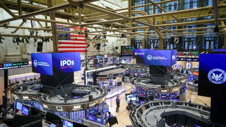 مؤشر التكنولوجيا يرتفع 0.8% مع آمال التوصل لاتفاق أميركي إيراني وتراجع برنت إلى نحو 99 دولاراً