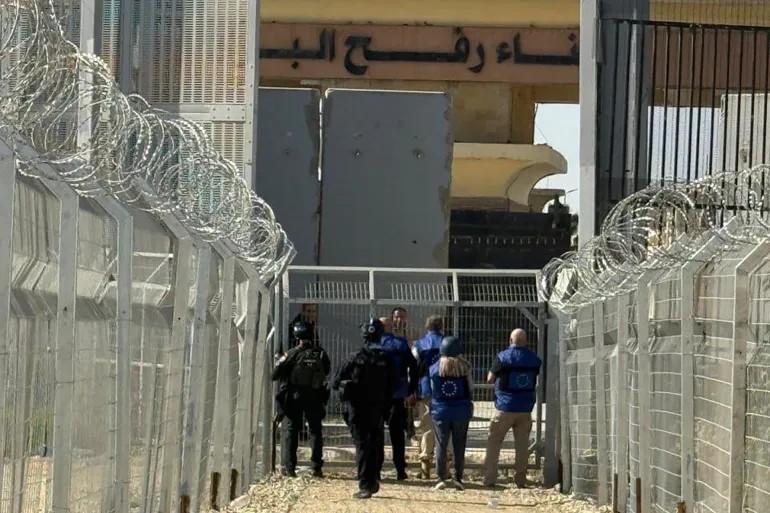 تسهيلات إنسانية لمغادرة 18 مريضًا برفقة 33 مرافقًا بعد إغلاق المعبر مؤقتًا