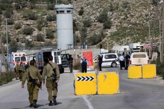 الاحتلال يغلق حاجز بيت إكسا ويعزل نحو ألفي فلسطيني