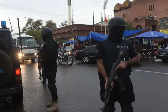 هجوم دموي في شمال غرب باكستان يقتل 12 من عناصر الأمن في تفجير واشتباكات مسلحة