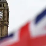 بريطانيا تعدّل سياسة اللجوء: الإقامة الدائمة بعد 20 عاماً وترحيل أشد صرامة