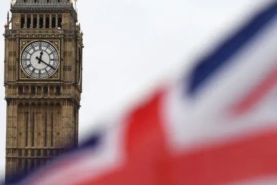 بريطانيا تعدّل سياسة اللجوء: الإقامة الدائمة بعد 20 عاماً وترحيل أشد صرامة