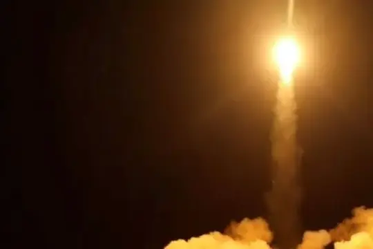 السعودية تعلن اعتراض صاروخ باليستي أطلق باتجاه الرياض وتمديد تعليق العمليات بمطار الملك خالد