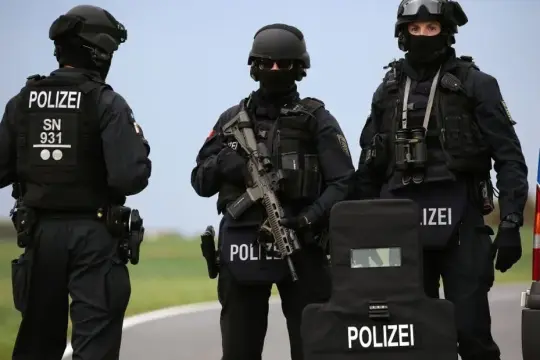 ألمانيا تحجز مشتبهًا بتهريب أسلحة لحماس بعد ترحيله من قبرص