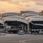 الحوثيون يعلنون استهداف مطار الملك خالد بالرياض والسعودية تؤكد اعتراض صاروخ باليستي وإصابة مقيم