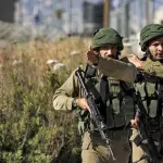 الجيش الإسرائيلي يقتل مسلحين اثنين جنوب قطاع غزة بعد تجاوزهما "الخط الأصفر"