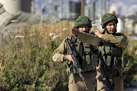 الجيش الإسرائيلي يقتل مسلحين اثنين جنوب قطاع غزة بعد تجاوزهما "الخط الأصفر"