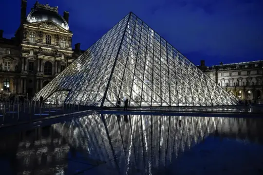 تقرير يكشف ضعف الأمن السيبراني في متحف اللوفر بعد سرقة مجوهرات بـ102 مليون دولار