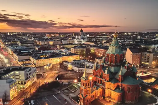 تقرير السعادة العالمي 2026: وسائل التواصل تؤثر سلباً على رفاهية الشباب