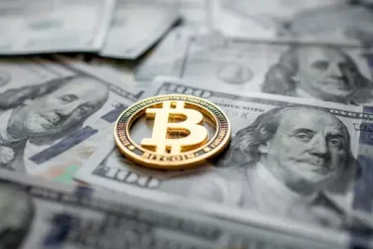 قلق المستثمرين على الدولار يتجدد.. الذهب و"بتكوين" في صدارة الملاذات البديلة
