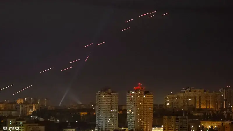 هجمات ليلية مكثفة تستهدف كييف ومدنًا أوكرانية وتوقع 13 قتيلًا وعشرات الجرحى وأضرارًا جسيمة