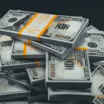 الدولار يسجل أدنى مستوى في 7 أشهر مع صعود الين وتزايد رهانات رفع الفائدة