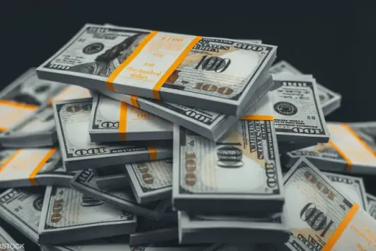 الدولار يسجل أدنى مستوى في 7 أشهر مع صعود الين وتزايد رهانات رفع الفائدة