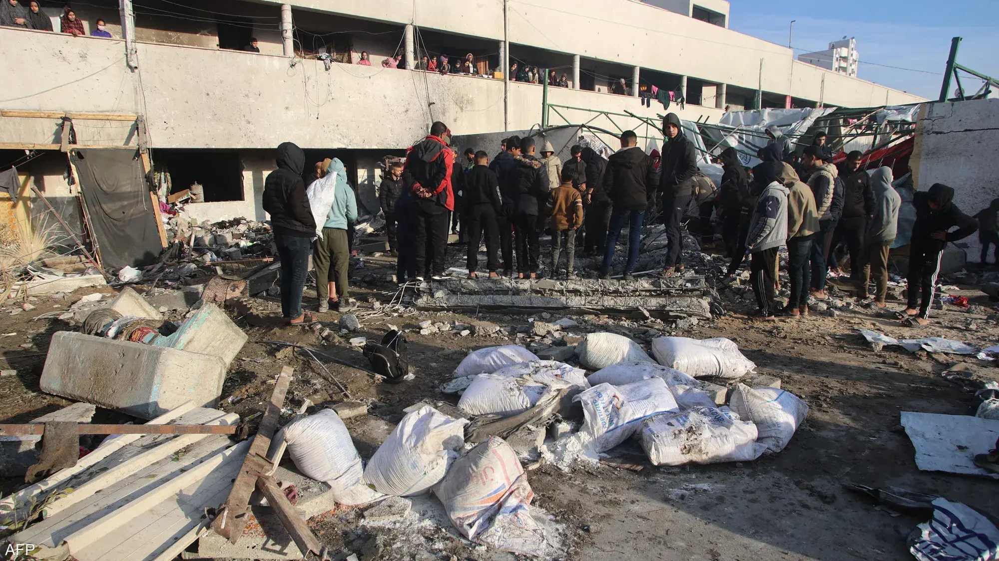 متطوعون وأسر محتاجة يواجهون الشتاء القارس وسط ندرة التمويل وتدمير البنية التحتية