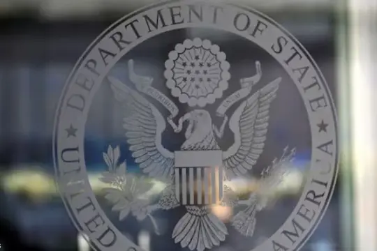 واشنطن ترحّل 3 إيرانيين وتلغي إقامات شخصيات مرتبطة بالنظام الإيراني