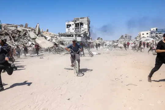 إصابة طفل بنيران مسيّرة إسرائيلية وسط قطاع غزة واستمرار القصف والتصعيد العسكري