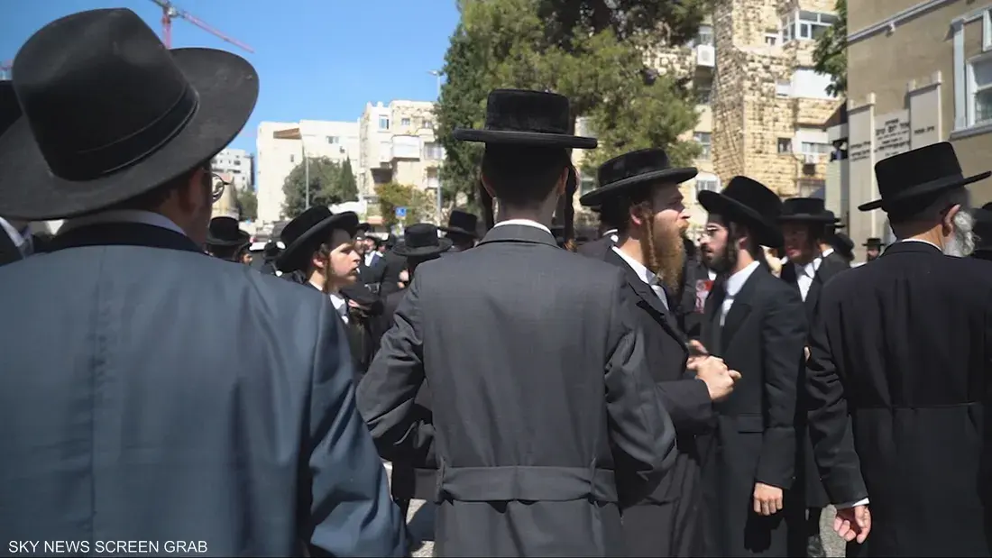 المتظاهرون أشعلوا النيران في حاويات القمامة ورشقوا الشرطة بالحجارة.. والشرطة ترد باستخدام مدافع المياه وتعتقل عدداً من المحتجين.