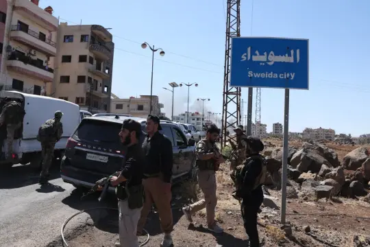 اشتباكات في السويداء بين قوات الأمن وفصائل مسلحة تتسبب بإصابات