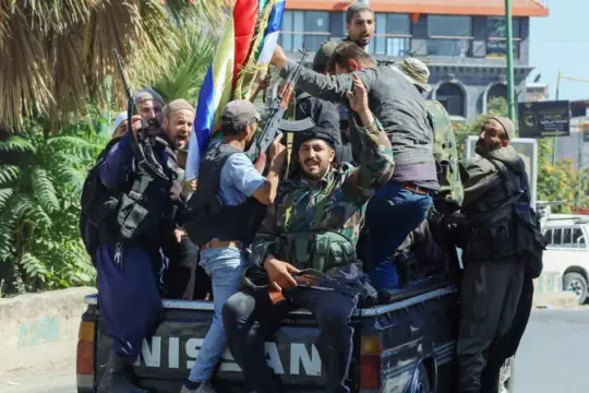 إسرائيل تطلق برنامجًا لتدريب شبان دروز من السويداء على الإطفاء لتعزيز نفوذها في الجنوب السوري