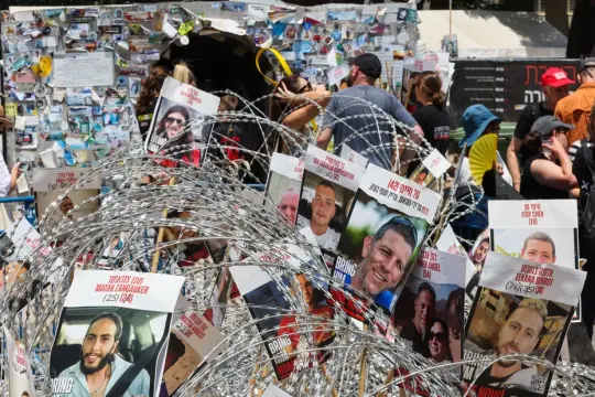 عائلات الأسرى في إسرائيل تطالب بتعليق اتفاق وقف إطلاق النار حتى استعادة جميع الرفات