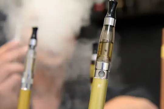 بريطانيا تقر قانوناً تاريخياً لحظر بيع السجائر للأجيال القادمة