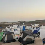 مستوطنون ينصبون خيمة على أراضٍ فلسطينية ويهاجمون المارين بغاز الفلفل شمال رام الله